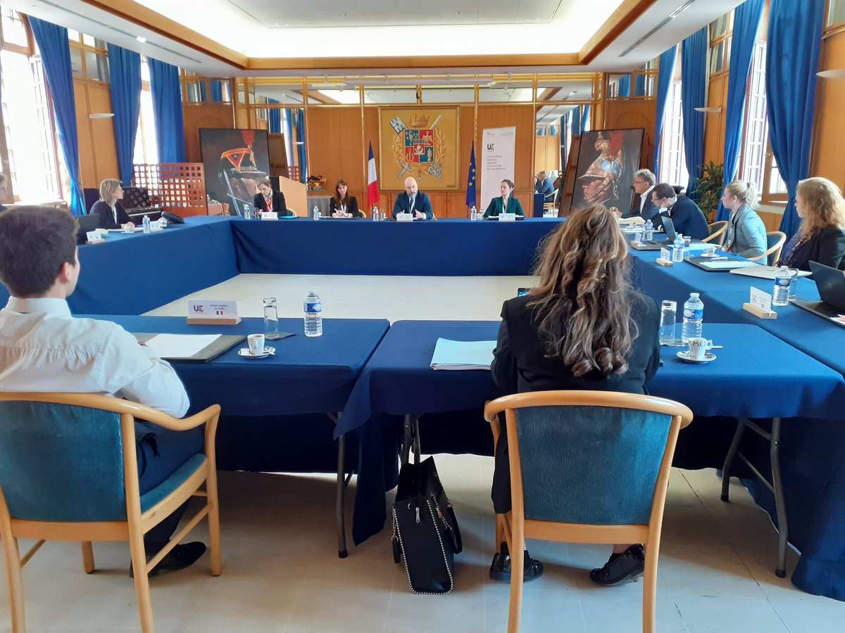 SG_CIPDR's tweet photo. Ouverture @SG_CIPDR  du comité exécutif @EUCPN . Face à la diversité des menaces qui touchent l'Europe, partager les connaissances pour prévenir la délinquance est impérieux. Enrôlement des jeunes dans les bandes, harcèlement, discours haineux en ligne ➡️ sujets #PFUE2022 . https://t.co/cHr4fOPFDF