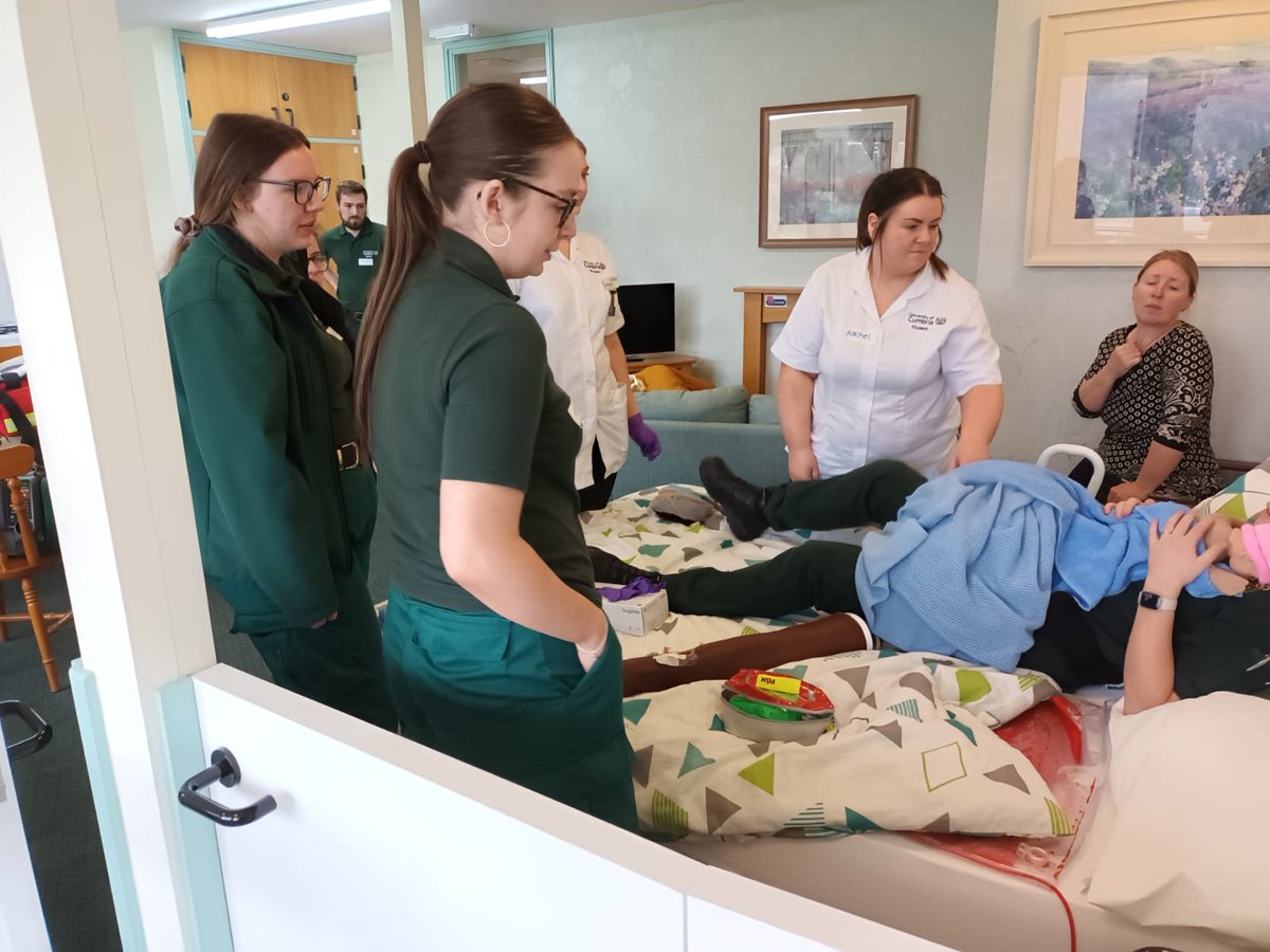 An amazing MDT-day between @uocmidwives and @uocparamedics! Peer-teaching & simulation looking at birth, birthing emergencies and NLS in the community. Superb engagement from the students!