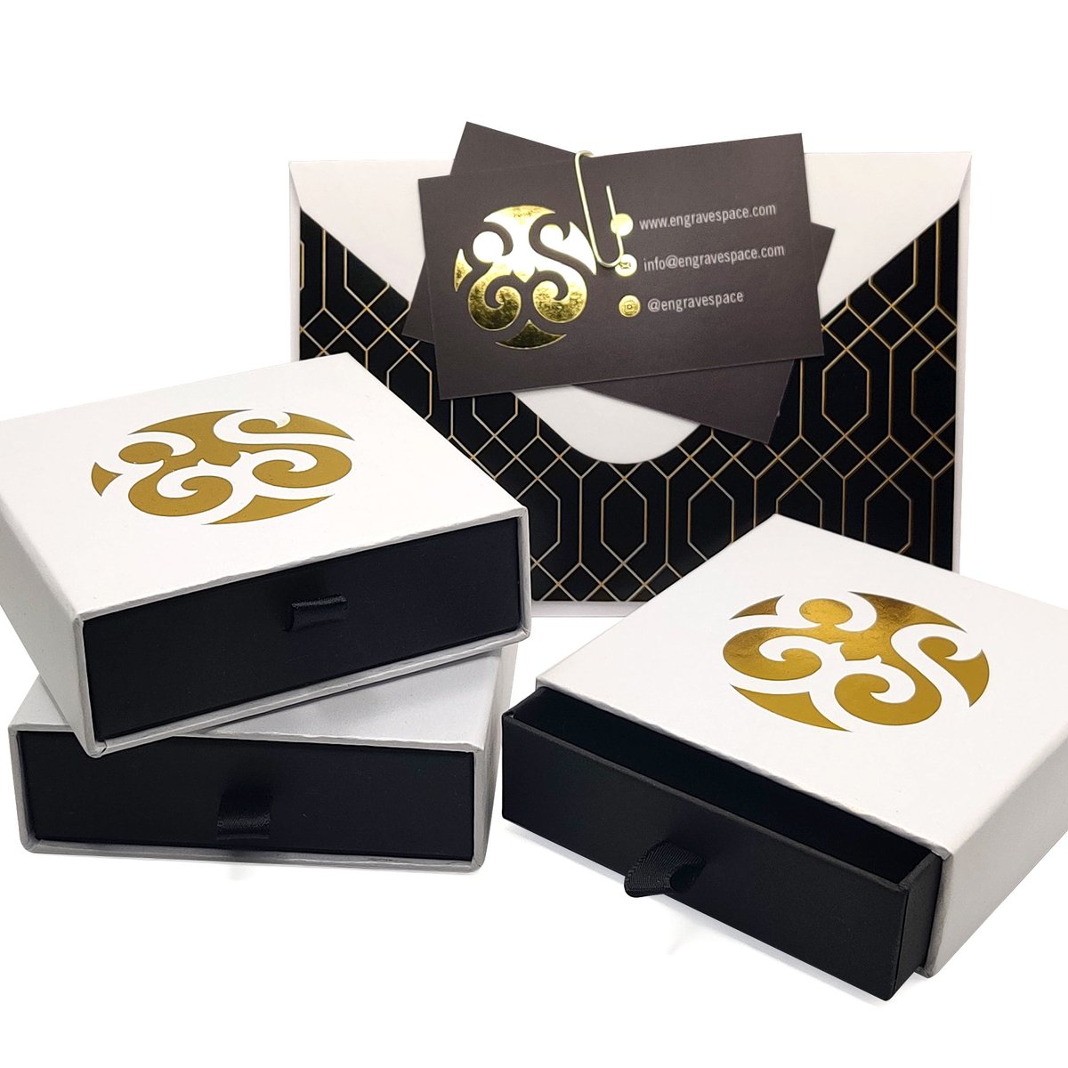 PrintGiant's tweet photo. We recently printed these beautiful, fully custom jewelry boxes for Engrave Space, an online business providing personalized jewelry made from real solid gold. The boxes we provided are 3.5” square boxes with a custom black drawer, with their logo stamped in hot gold foil.✨ https://t.co/jAnPZeHrq6
