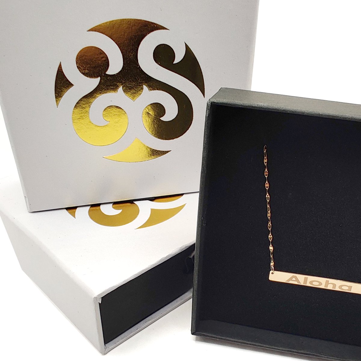 PrintGiant's tweet photo. We recently printed these beautiful, fully custom jewelry boxes for Engrave Space, an online business providing personalized jewelry made from real solid gold. The boxes we provided are 3.5” square boxes with a custom black drawer, with their logo stamped in hot gold foil.✨ https://t.co/jAnPZeHrq6