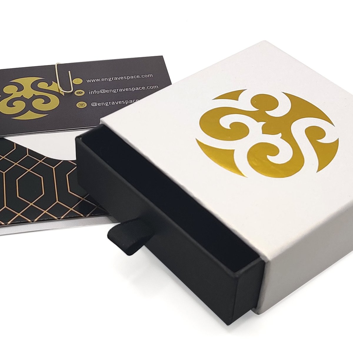 PrintGiant's tweet photo. We recently printed these beautiful, fully custom jewelry boxes for Engrave Space, an online business providing personalized jewelry made from real solid gold. The boxes we provided are 3.5” square boxes with a custom black drawer, with their logo stamped in hot gold foil.✨ https://t.co/jAnPZeHrq6