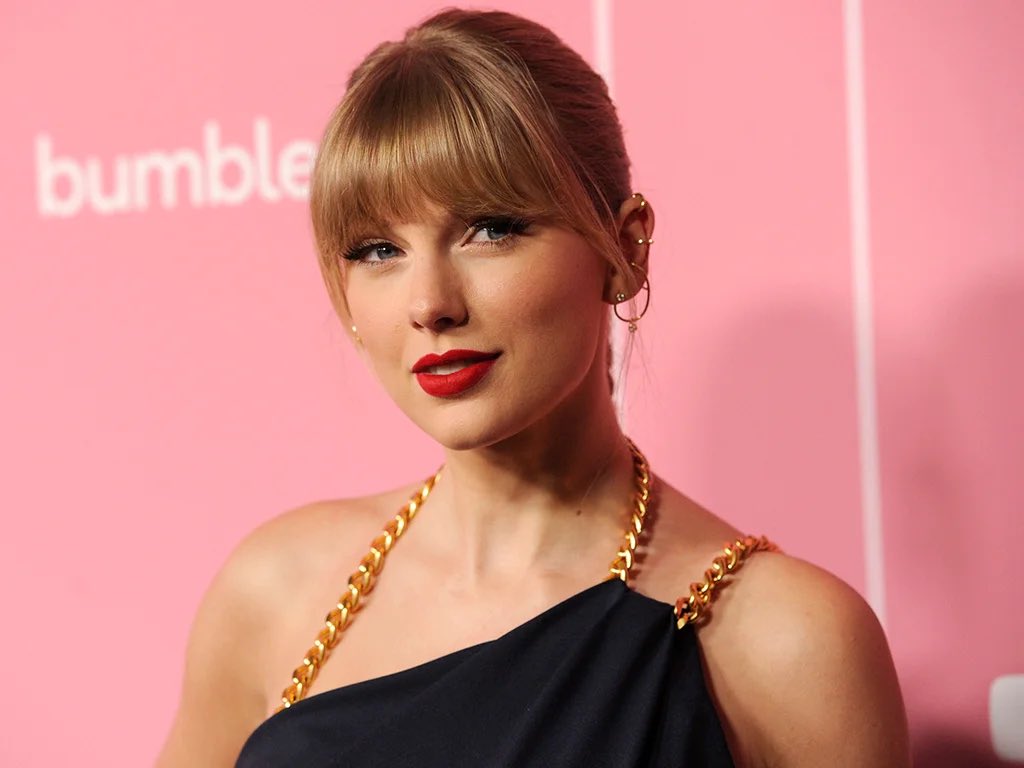 PopCrave's tweet photo. NYU will award Taylor Swift an honorary doctorate of fine arts May 18, and will speak at commencement at Yankee Stadium. 

Swift will deliver her address &amp; receive her honors from NYU along with the class of 2022.

🔗: https://t.co/xFzOUMJHp9 https://t.co/0wro4XZwKW