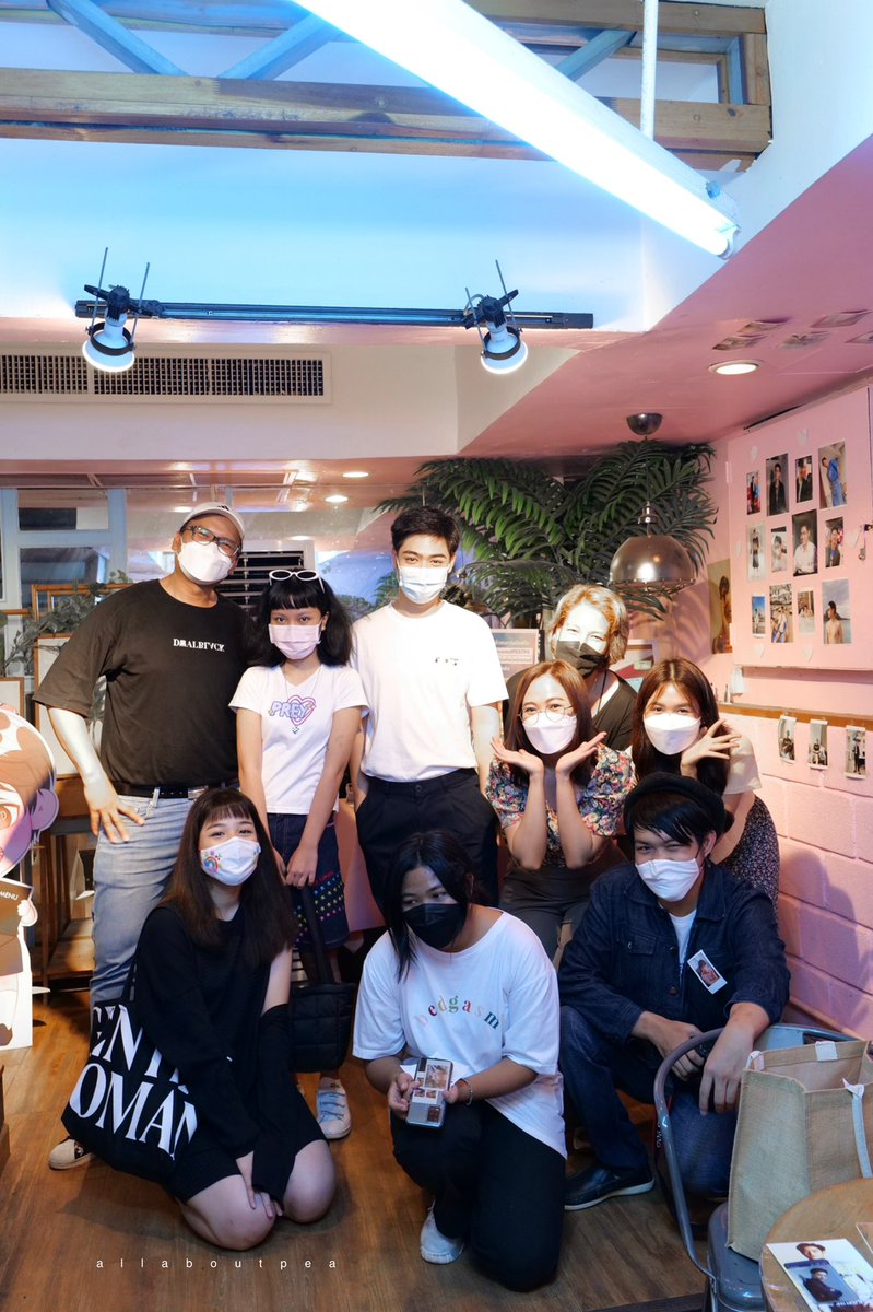 allaboutPEA's tweet photo. วันนั้นเป็นอะไรที่อบอุ่นมากจริงๆ พีบอกว่าตั้งแต่เข้าวงการมาเพิ่งเคยมีอะไรแบบนี้ บรรยากาศเป็นเหมือนทุกครั้งที่เราเจอกัน คุยกันเหมือนเป็น mini meeting พีจำฟคทุกคนได้เสมอ มีอีกหลายคนที่อยากมาแต่มาไม่ได้นะ ครอบครัวเล็กๆนี้อบอุ่นเสมอเลย รักนะ 💙 @ppeatrs 
#MissEnSceneofPEATRS https://t.co/yf99frppKd