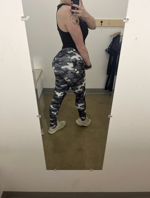 some ass to brighten up your Monday blues https://t.co/xn8gDX1JnM