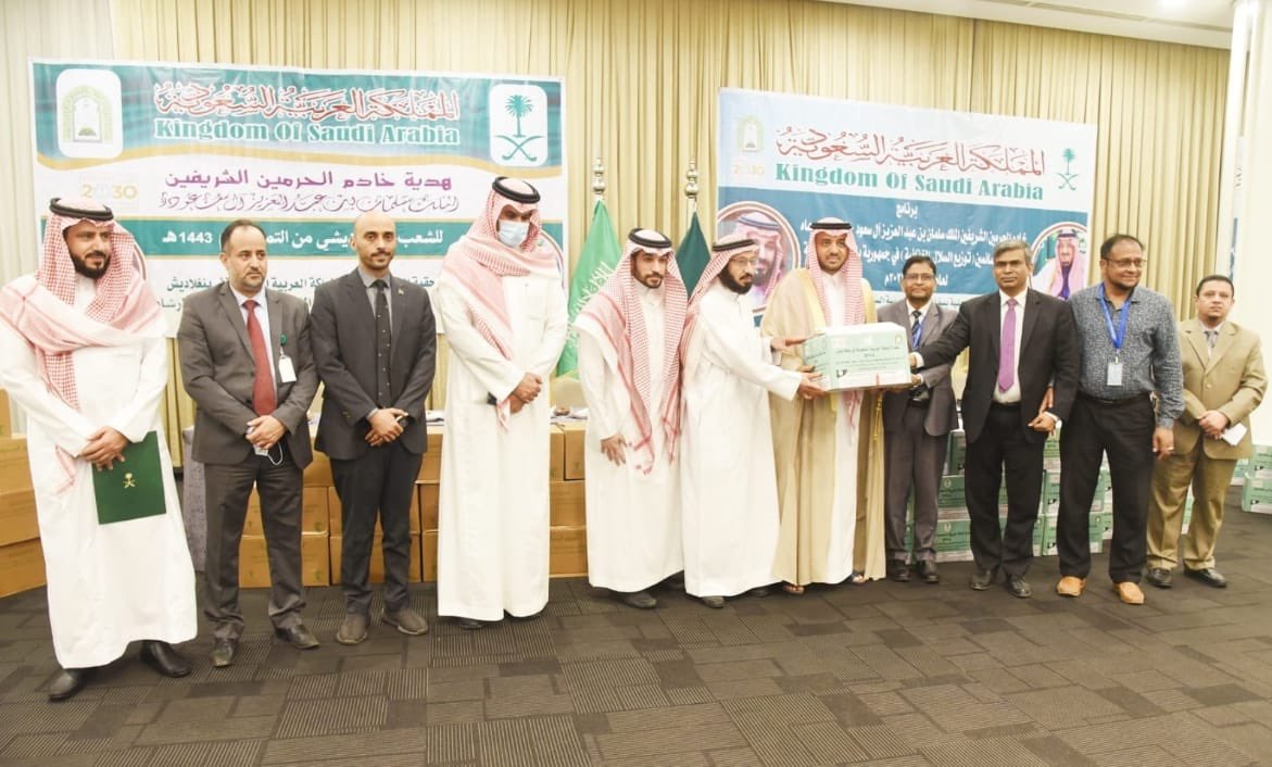 KSAembassyBD's tweet photo. امتداداً لسلسلة المساعدات المقدمة من قيادة المملكة حفظها الله للشعب البنغلاديشي الشقيق دشن سعادة السفير عيسى بن يوسف الدحيلان برنامج خادم الحرمين الشريفين لتفطير الصائمين'وهدية خادم الحرمين الشريفين من التمور لعام ١٤٤٣هـ. https://t.co/6WLBRYtZxi