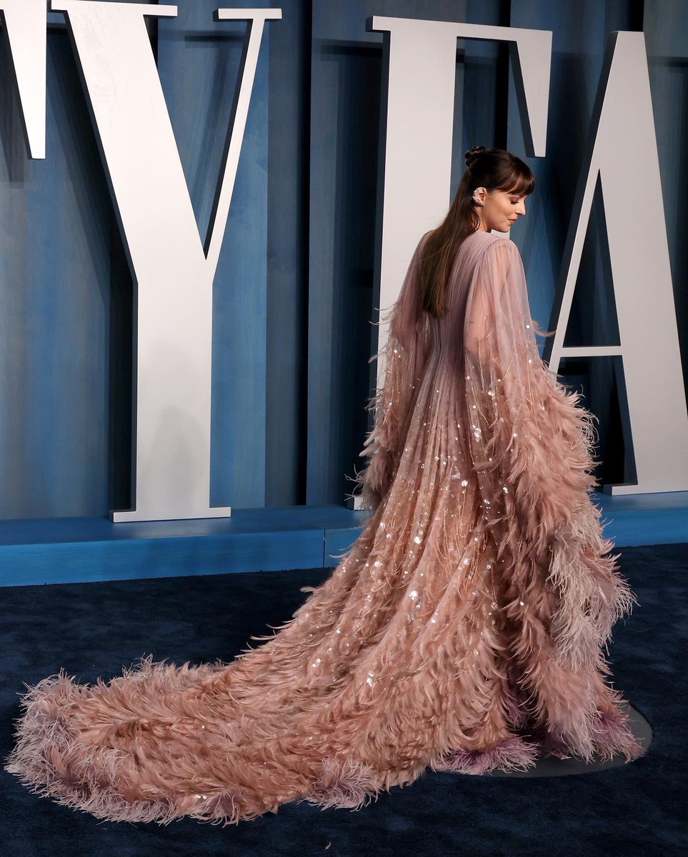 SoyGerardCortez's tweet photo. Y Dakota Johnson se puso el Gucci que todes soñábamos ver 😱 Esto es un espectáculo #Oscars https://t.co/PjcbTGJKOc