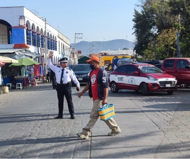 PolVial_GobOax's tweet photo. ✅ En cualquier momento somos peatones en la vía pública.
🔹 Recuerde #ElPeatónEsPrimero #Respetelo
👉🏻 Ceda el paso al Peatón. #OcotlánDeMorelos #Oaxaca https://t.co/aS5OSFBzAX