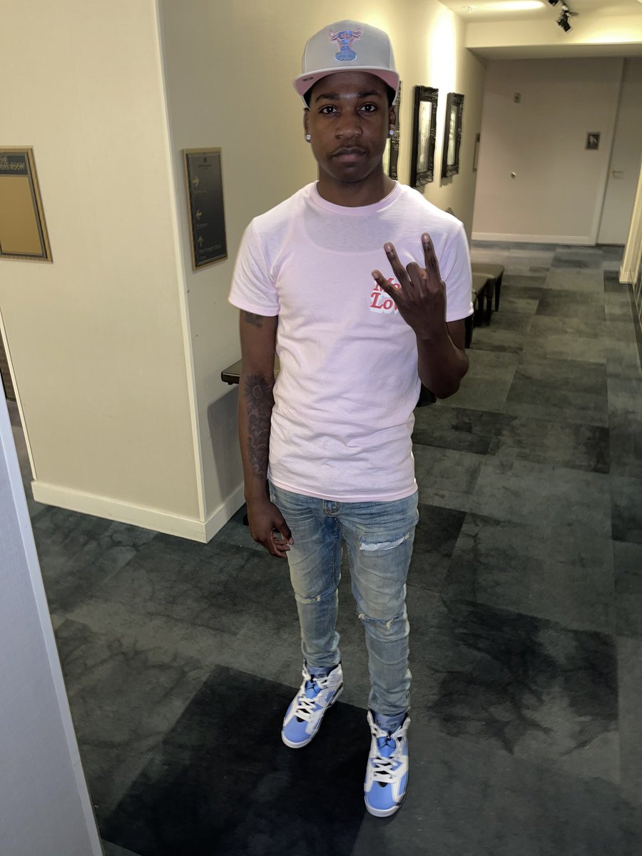 dbsickass's tweet photo. i den seen the real die and watch a coward get 1hunnit lives
#riptheguyz💕 https://t.co/3yR2Ikflwo