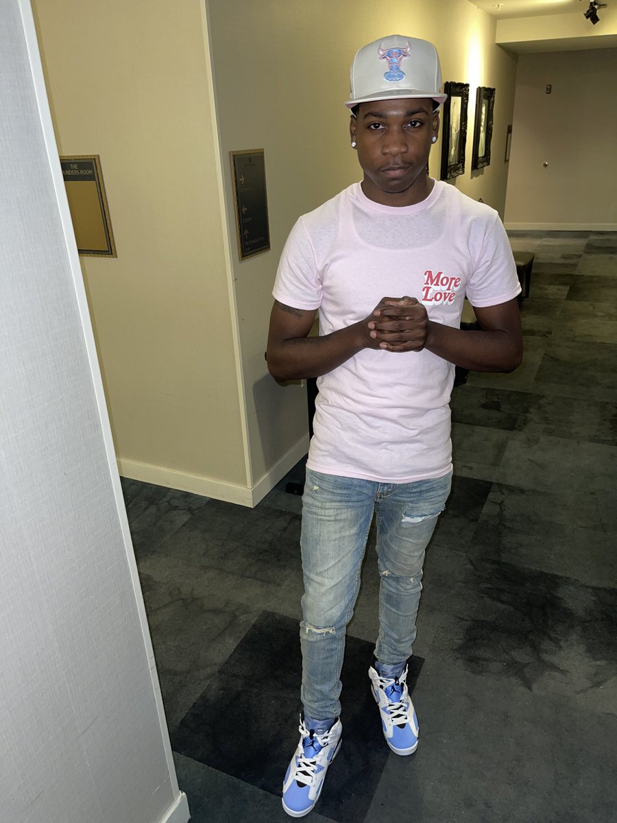 dbsickass's tweet photo. i den seen the real die and watch a coward get 1hunnit lives
#riptheguyz💕 https://t.co/3yR2Ikflwo