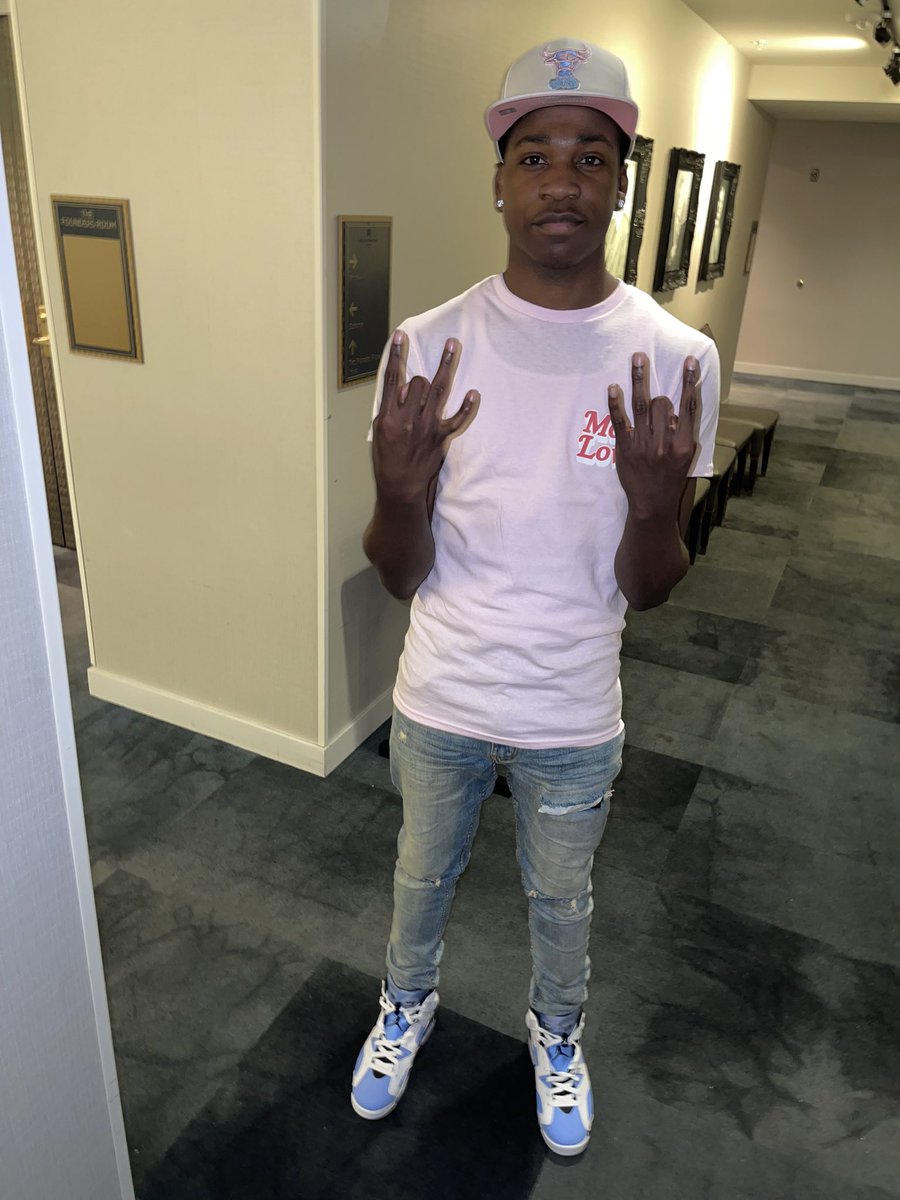 dbsickass's tweet photo. i den seen the real die and watch a coward get 1hunnit lives
#riptheguyz💕 https://t.co/3yR2Ikflwo