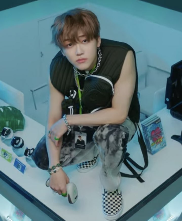 TheJay___'s tweet photo. ⠀⠀   ⠀⠀ใน MV               VS            ใน IG https://t.co/RcPCKamFjB