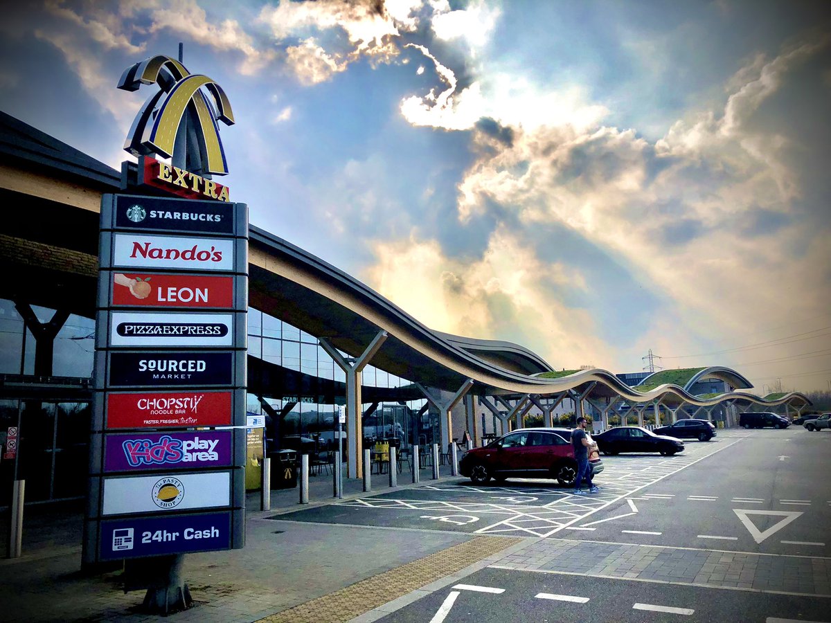 RobTheBass's tweet photo. First visit to the relatively new and somewhat close-to-home Leeds Skelton Lake services on the M1. Possibly the best Extra services I’ve visited. Great selection of food, Aire Valley viewing gallery, hotel on site and a curvy roof to boot. #oneforthebook https://t.co/W0zVRNibIE