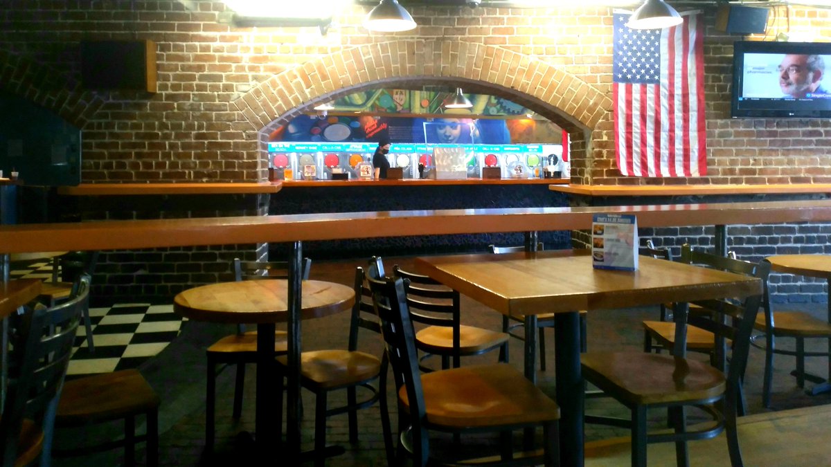 Looking for a quick, delicious lunch spot this week?
Join us in our dining room! 🍴
We've got tons of delicious food specials and the world's greatest frozen daiquiris waiting for you at Wet Willie's on River Street. Cheers🍹