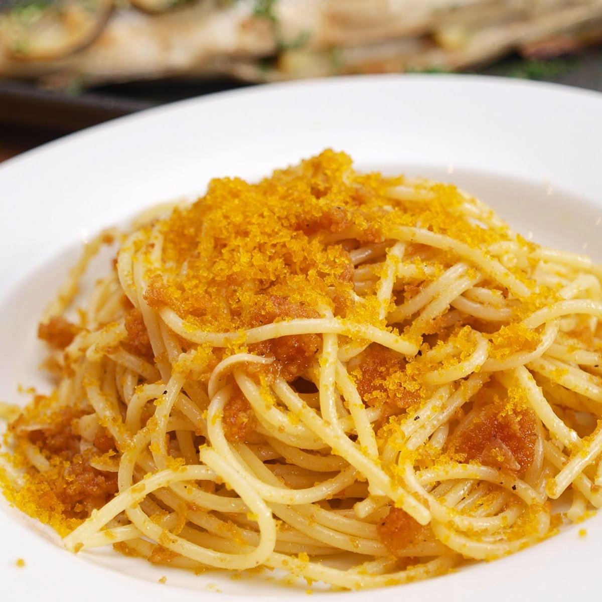 Finpesca's tweet photo. La bottarga è considerata "il caviale del Mediterraneo". Con il suo sapore intenso e salato, è perfetta per dare un tocco di mare ad antipasti e primi. Prova questa semplicissima ricetta per spaghetti alla bottarga👇https://t.co/KxrVJlQz4Z https://t.co/9MkyI0dmi7