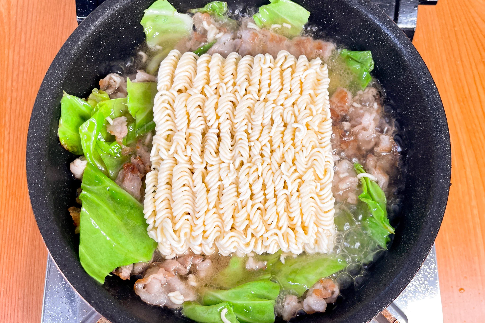 お手軽で美味しそう！「サッポロ一番塩らーめん」を焼きそば風にアレンジしたレシピ！