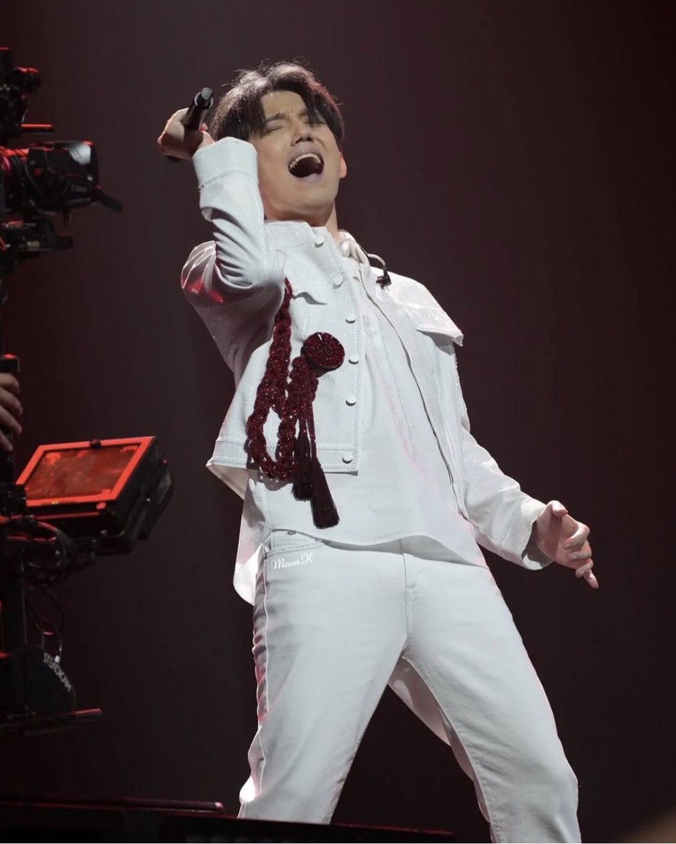 BlueBD52's tweet photo. @kas_botschaft #DimashQudaibergen en concierto es increíble, espero que muchas personas tengan la oportunidad de verlo, tiene un show espectacular ¡No se lo pierdan!👍🏻🎶🎧

Vamos al Stream con #DimashKazakhVoice y sus canciones #FlyAway y #BeWithMe 💓🎵
UNITED FOR DIMASH
https://t.co/Tk0TBnrbcG https://t.co/tXy2lyxLwy