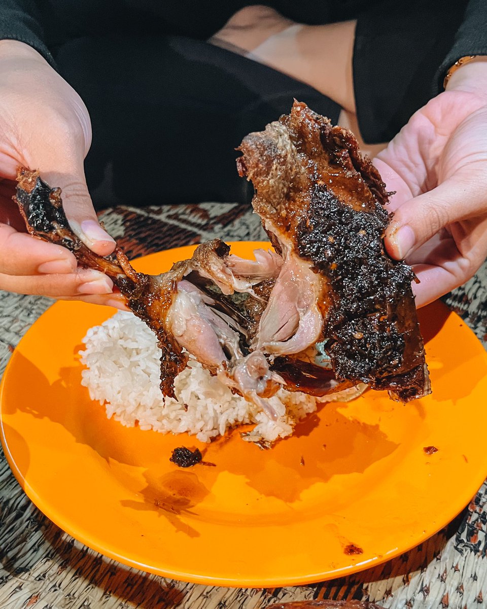 tumbarmericaa's tweet photo. Menderita. Malem2 ngidam bebek bumbu hitam beginian, mana tempatnya di Bantul 🥲 kata Madurese people sih, Bebek Anugrah ini termasuknya salah satu yang oke di Jogja! Tipikal bebeknya ini yg garing dibagian luar, tapi hebatnya dalemnya masih juicy loh. https://t.co/VGtUxrNbzL