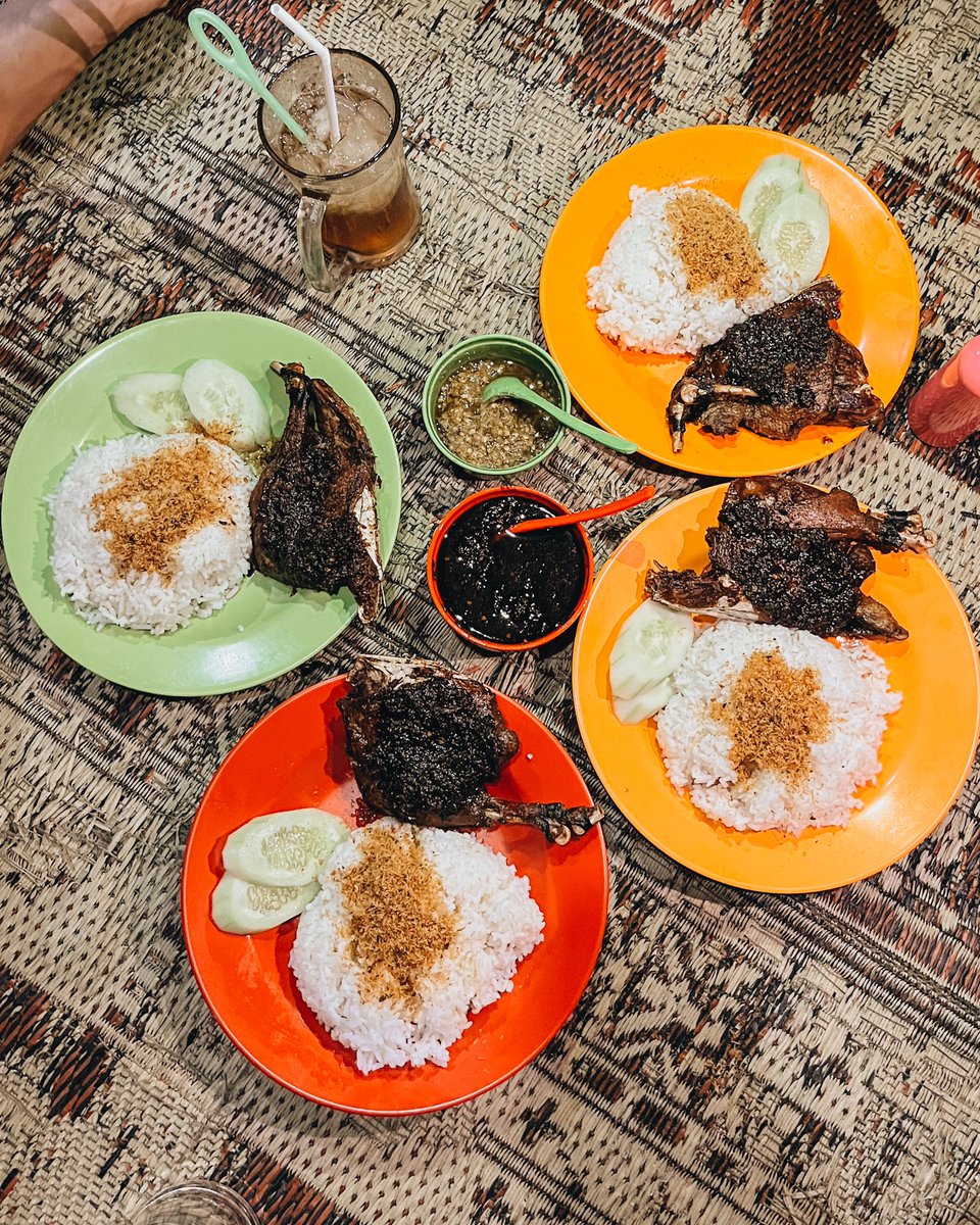 tumbarmericaa's tweet photo. Menderita. Malem2 ngidam bebek bumbu hitam beginian, mana tempatnya di Bantul 🥲 kata Madurese people sih, Bebek Anugrah ini termasuknya salah satu yang oke di Jogja! Tipikal bebeknya ini yg garing dibagian luar, tapi hebatnya dalemnya masih juicy loh. https://t.co/VGtUxrNbzL