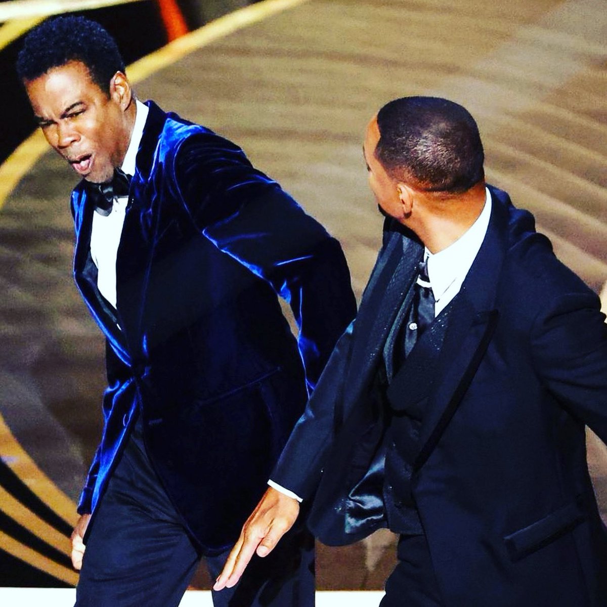 Dame tu opinión sobre este momento donde anoche en los Premios #oscars2022 🏆 <a href="/willsmith/">Will Smith</a> le da una cachetada a <a href="/chrisrock/">Chris Rock</a> ✍🏻 Está justificado ? Se excedió? No debió hacerlo ? No era el lugar ni el momento ? Como hubieses reaccionado tu?  #willsmith #ChrisRockvsWillsmith