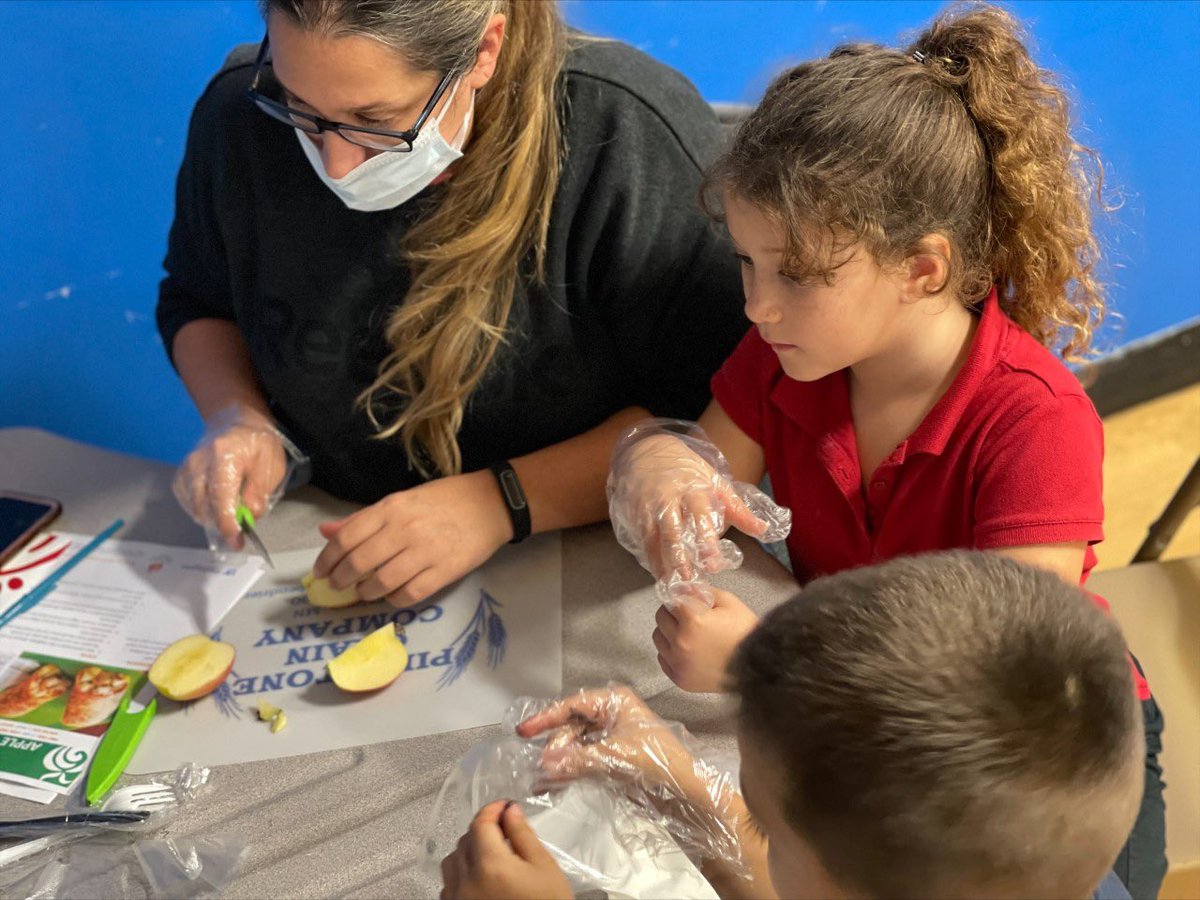 bgcmartincounty's tweet image. Club life isn't just for members. It's for their families too! Partnering with the @uflorida/IFAS #MartinCounty Extension Office, a recent family night explored how to eat healthy at home and while dining out.
Check out the full gallery on our website at bgcmartin.org/blog.