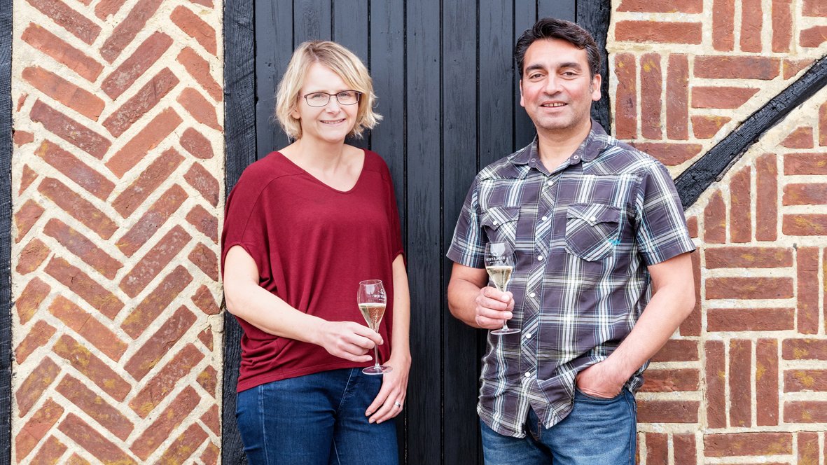 As we move to Spring, what better time for our 'Let's talk about the Evolution of English Sparkling Wine' with Tamara (CEO) and Simon (head winemaker) Roberts of pioneering producers @RidgeviewWineUK. Join us on 1 April at 2pm BST. Guests welcome. @WineGB #wine Photo @carolsachs