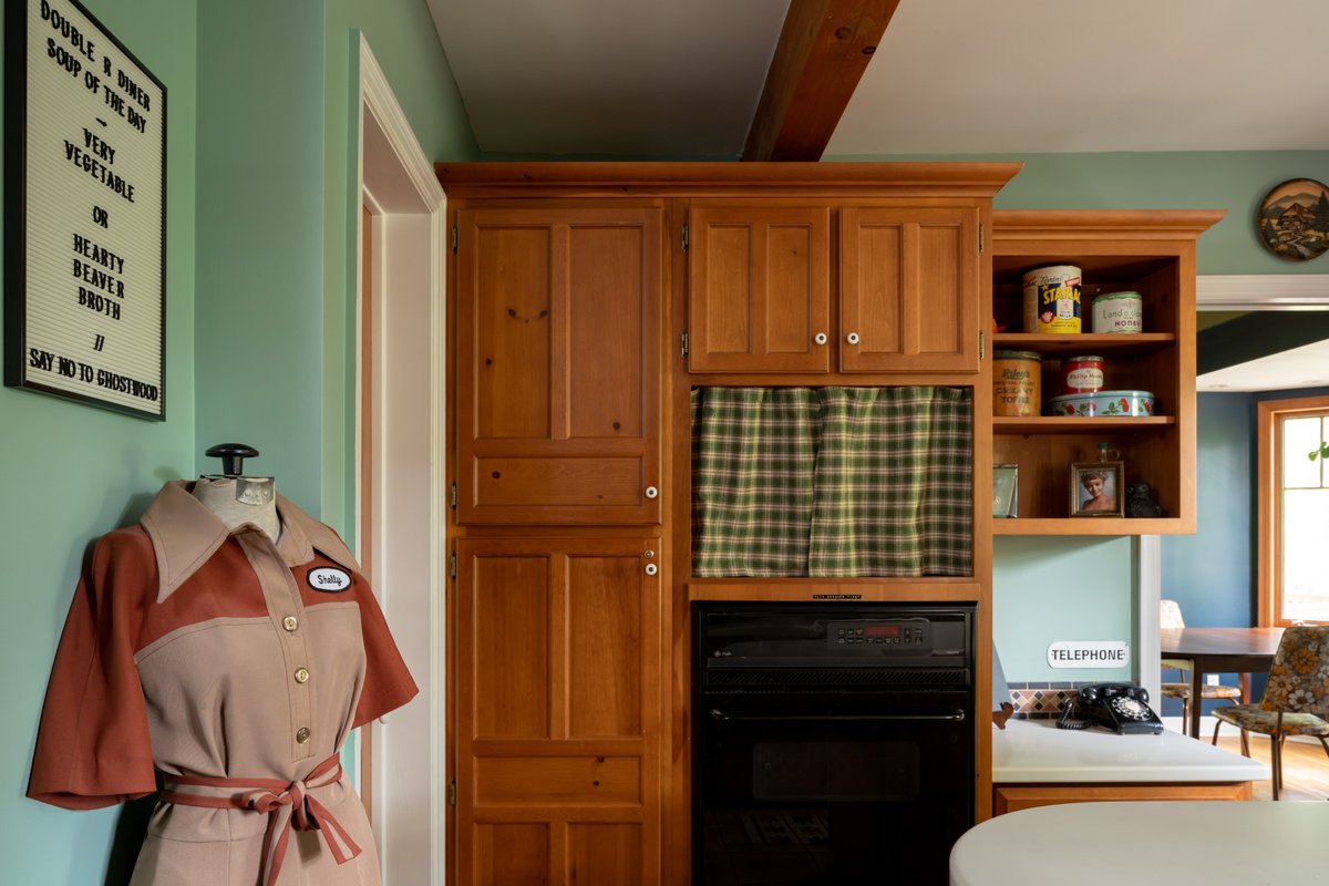 thegoodnorthern's tweet photo. We're opening up a few summer dates for The Good Northern, our film-themed waterfront cottage in Ontario, Canada.

Stay in #Amelie's bedroom, eat in #twinpeaks Double R Diner, lounge in a #biglebowski themed sunroom, have a bath in #wonderland. 

BOOK 👉 https://t.co/8TKdpy1uO1 https://t.co/mzGMj0uj5i