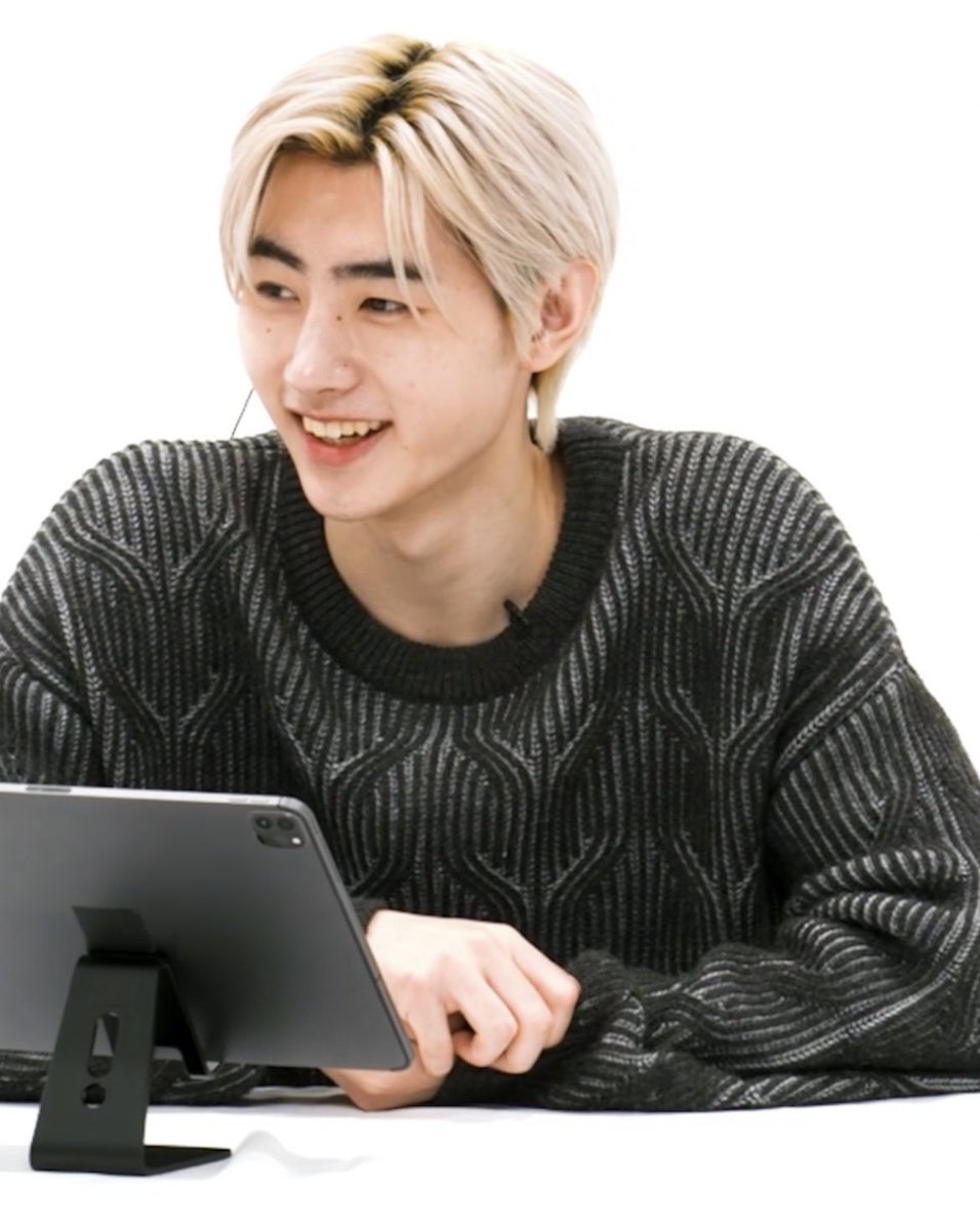 ซองฮุนไหล่กว้างขึ้นมั้ยนะ ตัวดูหนาขึ้นด้วย คือหล่อหุ่นดีไม่ไหวแล้ว ถ้าซองฮุนไม่หยุดออกกำลังกายเพิ่มกล้ามเนื้อเราจะได้ตายกันหมดจริงๆ😭