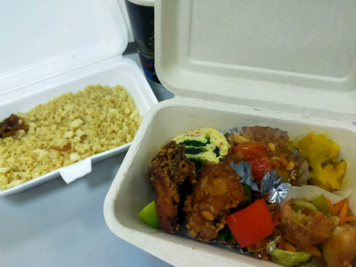 OrkunTour's tweet photo. \#健康第一 /#takechan のヘルシー弁当。日曜日に配信される栄養に関するメッセージには熱い思いが込められていて、月曜日はお勧めされるがままに注文。野菜を摂取できるし、多種豊富な惣菜を堪能できるし、良きことづくし。今後も宜しくお願いしますー。#カリフラワーライス #プノンペン #カンボジア https://t.co/dNXmYnU2KJ