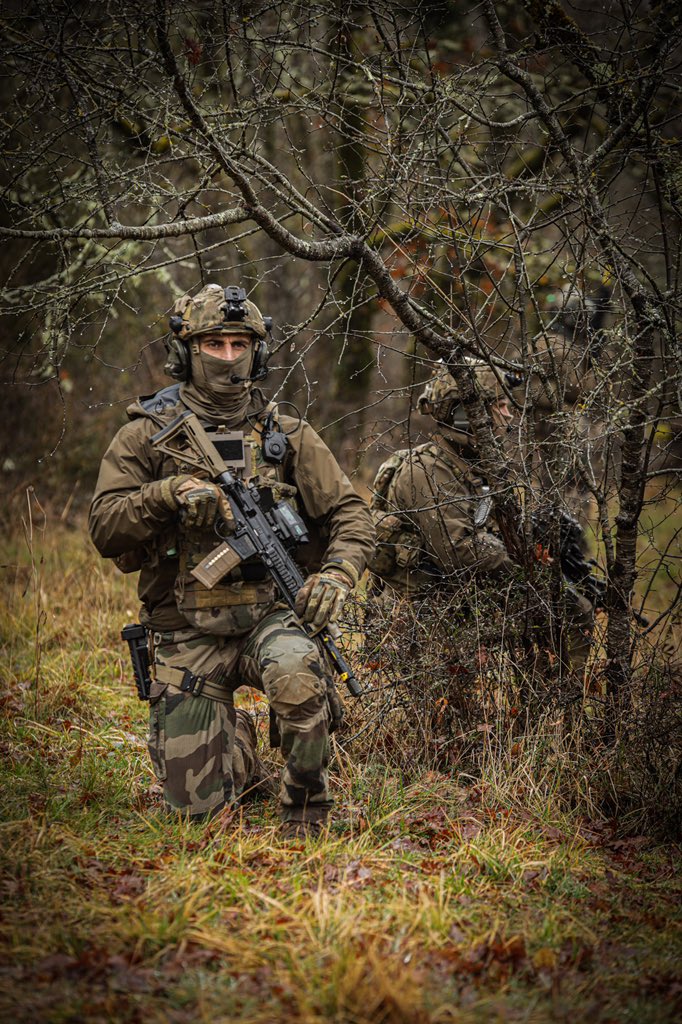 11eBP's tweet image. Durant deux semaines, le groupement de commandos parachutistes de la #11BP et le groupement d’aide à l’engagement blindé de la #7BB étaient à Caylus dans le cadre de leur #PrépaOps. 
Au programme, maintien des savoir-faire pour rester #ÀLaHauteur de tous les engagements !