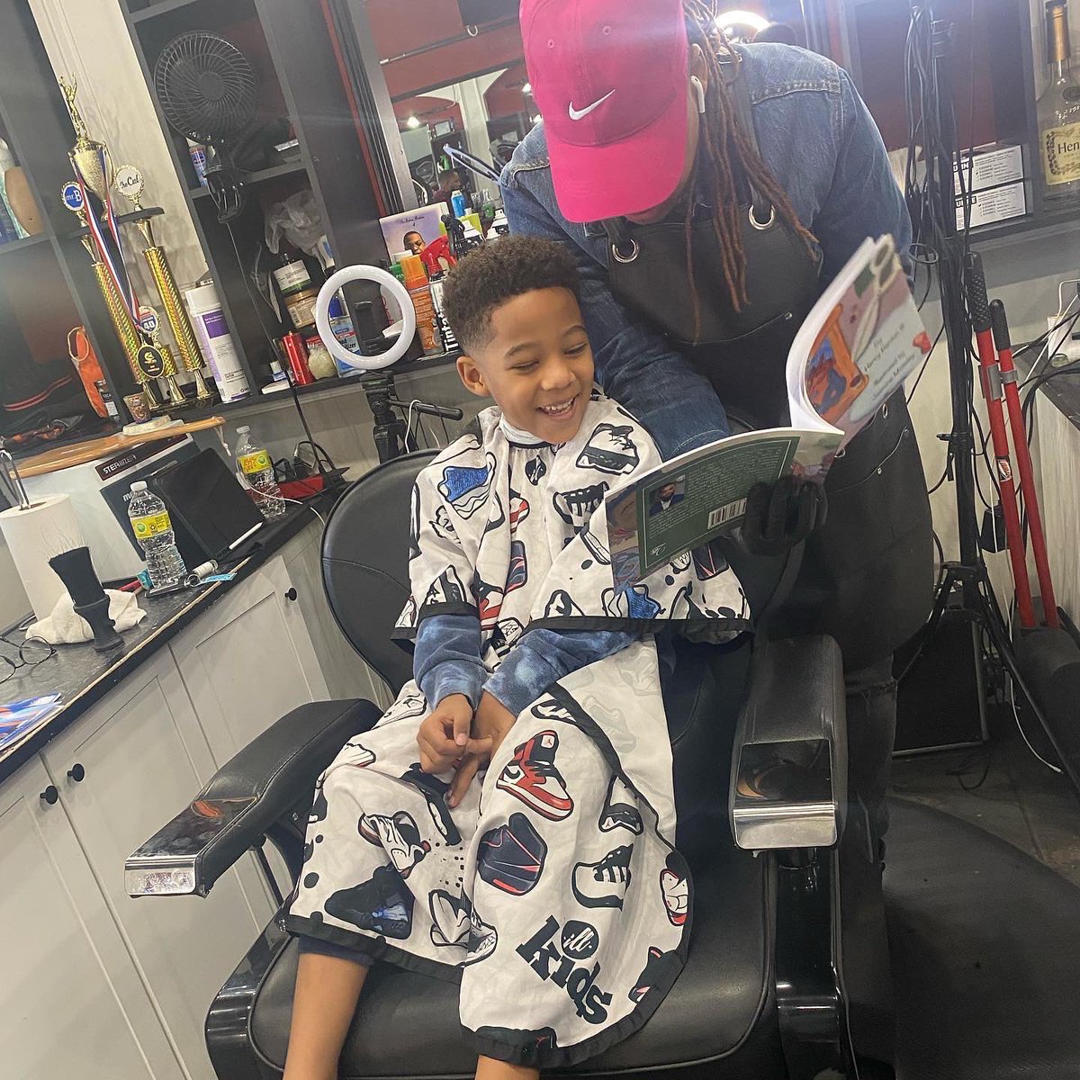 Hank__3x's tweet photo. Books at the Barbershop 📚 💈 @HenrysCorner_ https://t.co/1nCvBlQ183