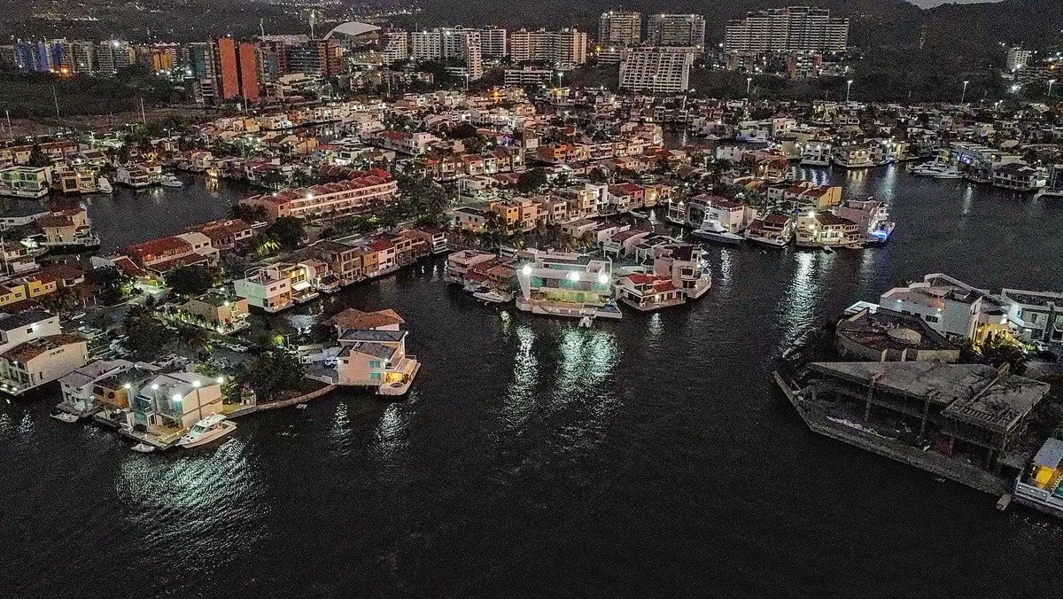 Navegar por los canales del Complejo Turístico El Morro es llenarte de luces y colores fascinantes.