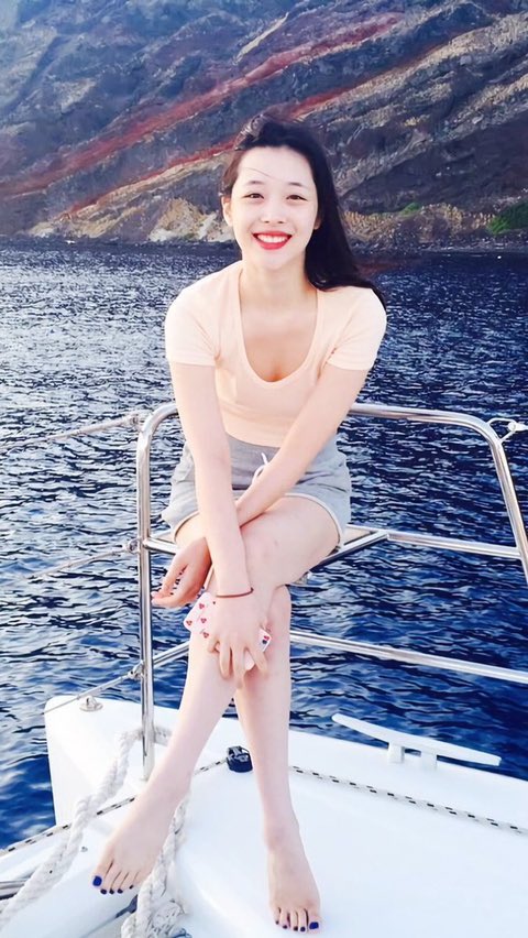 Sulli_blossom's tweet photo. 많이 사랑해 널 그리워하는 시간조차 사랑해
생일 축하해
보고 싶어 https://t.co/pywcKVHFAP