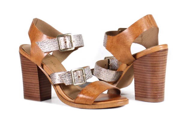 NaborsShoes's tweet image. Step out in style in IGGY ZIGGY by #DibaTrue. Amplify your style when stepping out in this stunning sandal featuring metallic straps that meet rich warm leathers lofted by a 3.5-inch stacked block heel and padded insole.
#NaborsShoeCenter #NextDoorNabors #TheShoeDog