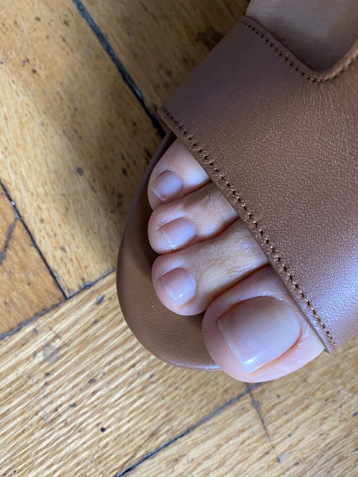 No polish since December.  Pedicure today Buffed to a shine.  Piggy pays for it all @LickerNyc https://t