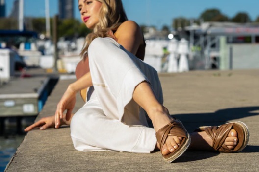NaborsShoes's tweet image. Soft leather straps overlap to form a stylish knot on this cute and comfy slip-on sandal called KA SHA by #DibaTrue. A modest 1-inch cork and braided raffia is lofted by a sporty white bottom for maximum comfort on a molded footbed.
#NaborsShoeCenter #NextDoorNabors #TheShoeDog