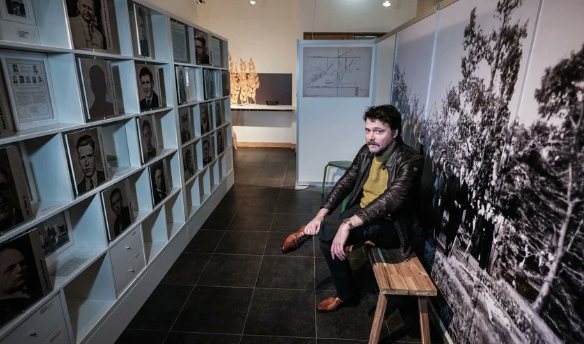 Matthijs Stronks componeerde een eigentijds #requiem voor de #tentoonstelling 'Geef de namen een gezicht | #Rademakersbroek'. Vanavond is hij te gast in het programma #Cultuurbooster op NPO2-extra om 20.30 uur. Lees meer: bit.ly/3DfKVCM