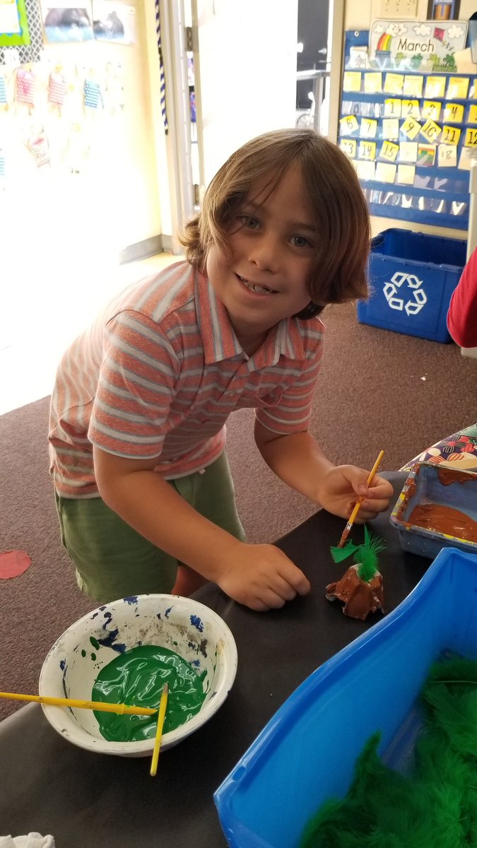 asmith_edu's tweet photo. Creative and interdisciplinary projects offer lots of opportunities for learning. Here students craft tidepool models. #dmheights https://t.co/kcsbLcN3Um