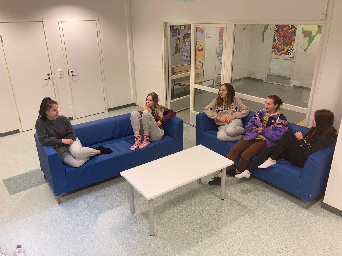 ikanuva's tweet photo. Pari viikkoa sitten yläasteelle saapui kauan toivotut sohvat, tietysti nuvan hankkimana!🥳

Nuvalaiset Sonja, Jenniina, Siiri, Heidi ja Janna näyttävät mallia sohvien käytöstä! Toivottavasti sohvista on iloa, ihanaa kevättä!☀️💞 https://t.co/l9vOuBYqPg