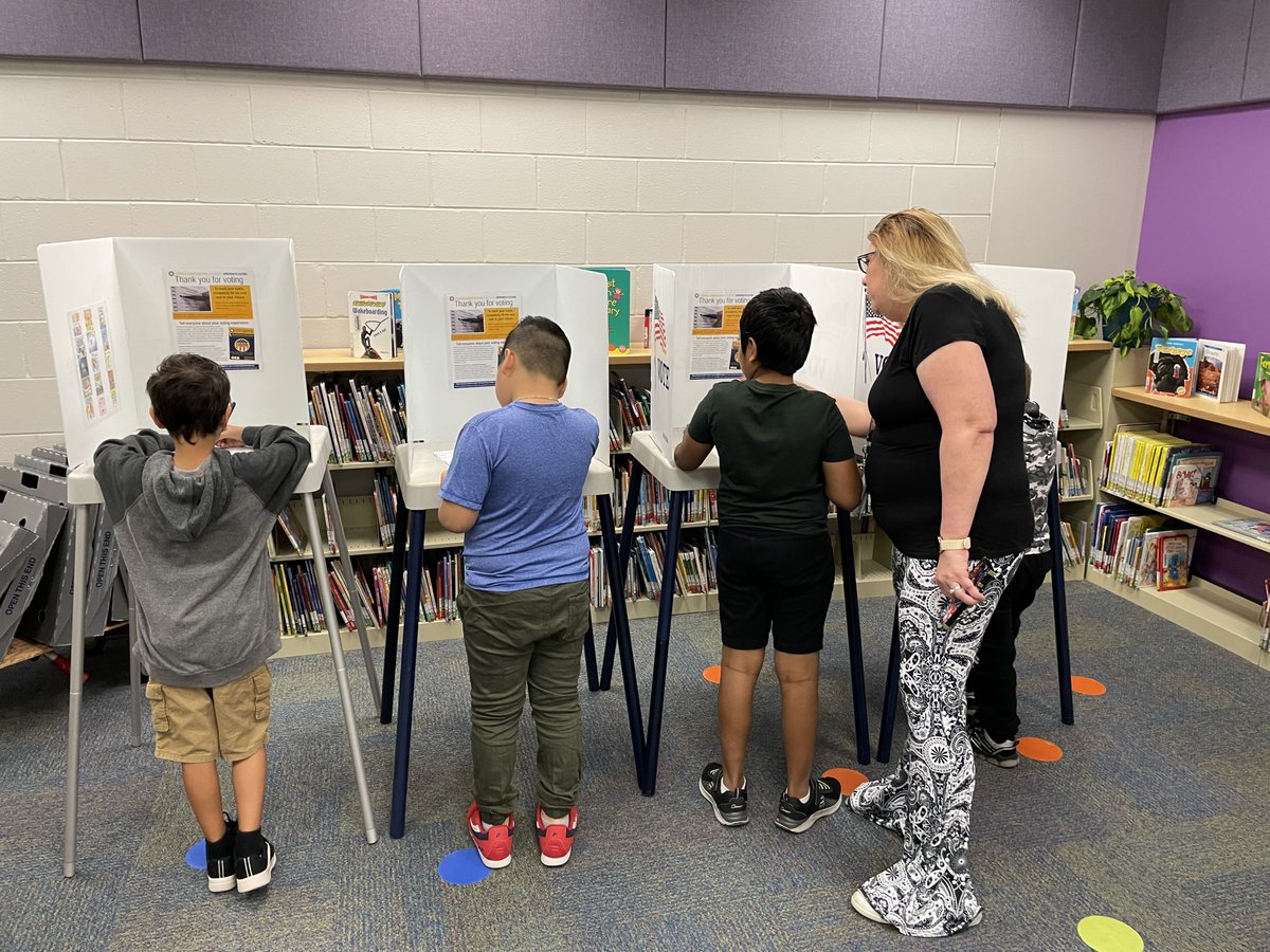 VoteSeminole's tweet photo. 311 @Layer_Lynx  Lynxes voted for their favorite Sunshine State book this morning! #IVoted #VoteSeminole @FloridaSSYRA https://t.co/eG2i1VsJsT