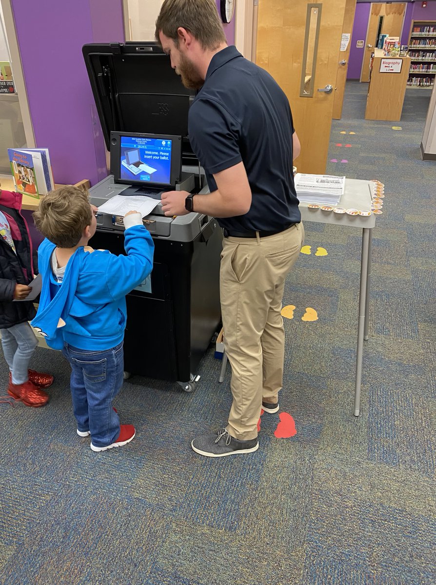 VoteSeminole's tweet photo. 311 @Layer_Lynx  Lynxes voted for their favorite Sunshine State book this morning! #IVoted #VoteSeminole @FloridaSSYRA https://t.co/eG2i1VsJsT