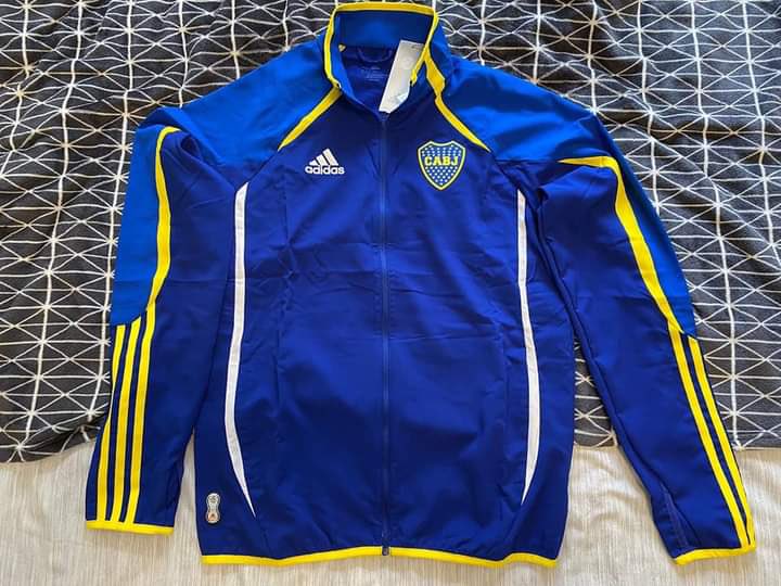 Por favor, miren lo que es esta campera. Porno.