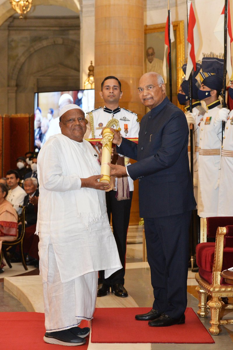arunkbh's tweet photo. #PadmaAwards2022
Abdul Khadar Nadakattin honoured with #PadmaShri award by President Ramanath Kovind in #NewDelhi. Native of Annigeri near #Dharwad, Nadakattin known for his innovations in agriculture field
@XpressBengaluru @santwana99 @ramupatil_TNIE @Amitsen_TNIE https://t.co/WV7rcFDpu7