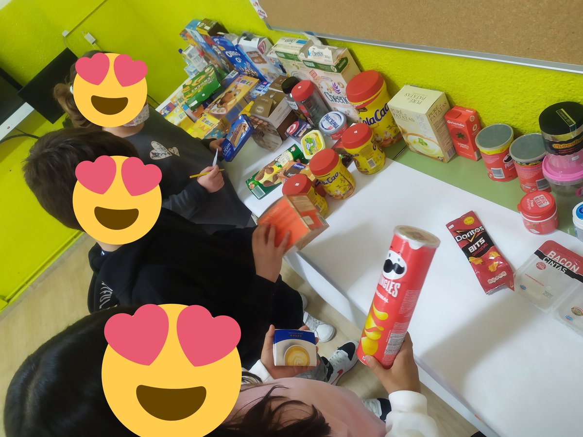 tolosalatour's tweet photo. Hoy en #divermates hemos comenzado a comprar y vender 👛💲 productos ♻️ entre los compañeros, simulando situaciones reales con monedas muy parecidas a las de verdad.💰 #jugandoyaprendiendo #euros #decimales #reciclaje @AmpaTolosa #supermercado https://t.co/BUCbh2Qmyr