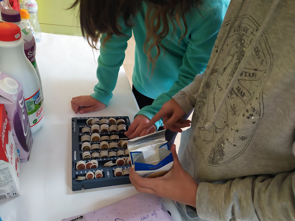 tolosalatour's tweet photo. Hoy en #divermates hemos comenzado a comprar y vender 👛💲 productos ♻️ entre los compañeros, simulando situaciones reales con monedas muy parecidas a las de verdad.💰 #jugandoyaprendiendo #euros #decimales #reciclaje @AmpaTolosa #supermercado https://t.co/BUCbh2Qmyr