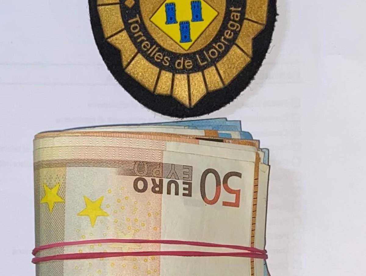poli_torrelles's tweet photo. Aquest matí, mentre realitzàvem un control preventiu, hem identificat un vehicle que transportava 800 plantes de marihuana. 
Hem detingut les tres persones ocupants per un delicte de salut pública, els hem intervingut 1800 € i una arma Blanca. https://t.co/Ffc3MOMzdV