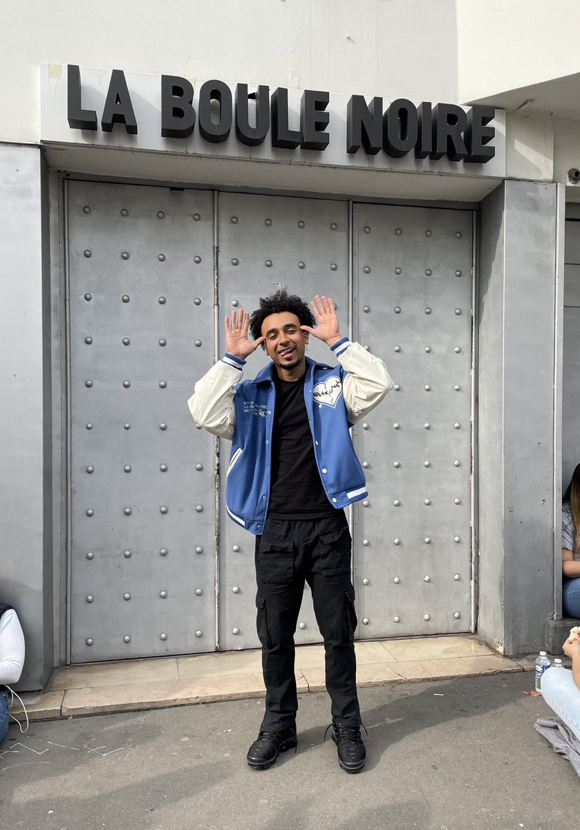 LauCarre_'s tweet photo. On est SOLD OUT LES GARS ! INCROYABLE ! Première scène en tête d’affiche et c’est complet ! ❤️ a PARIS ! 
Merci merci merci je suis trop content c’est trop ! C’est grâce à vous tout ça ! No joke. LauCarré dans la MAIIIISOOOON 🏢 https://t.co/Jd6fJvssKe