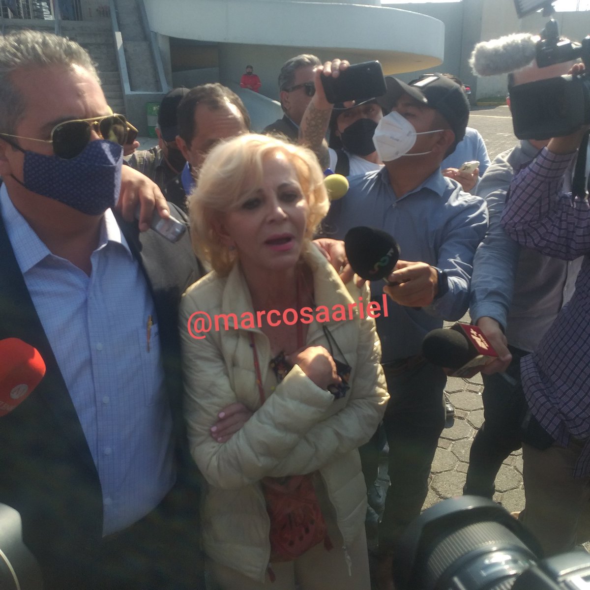 azucenau's tweet photo. #ÚLTIMAHORA | Alejandra Cuevas, sale del penal de Santa Martha Acatitla, luego de que la #SCJN le concediera un amparo; pasó más de 500 días en prisión acusada de la muerte de Federico, hermano del fiscal Gertz Manero 

Foto: @marcosaariel https://t.co/EnFRWuKPZp