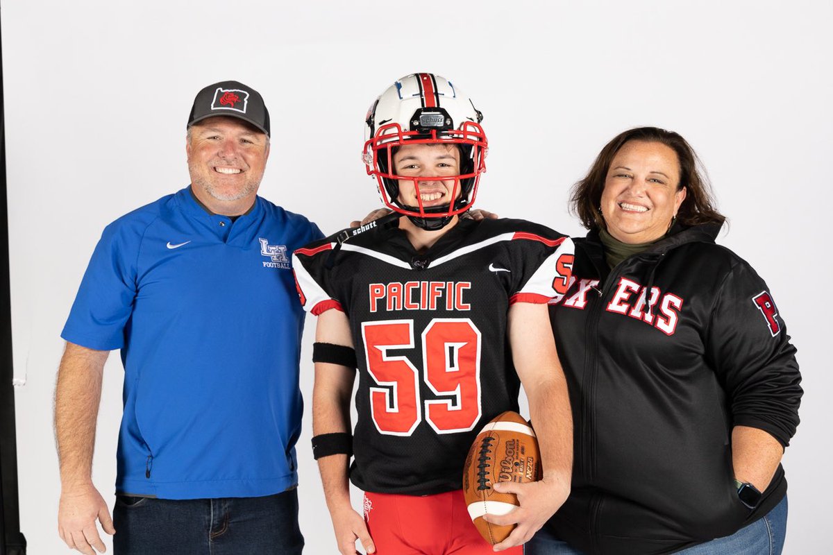 JacobCarlisle20's tweet image. Honored to announce that I have decided to continue my academic and athletic career at Pacific University, thank you to the coaches for giving me this opportunity! #goboxers @coachflory @CoachJCraft @CoachFalc @Boxer_Football @LHHighlanders