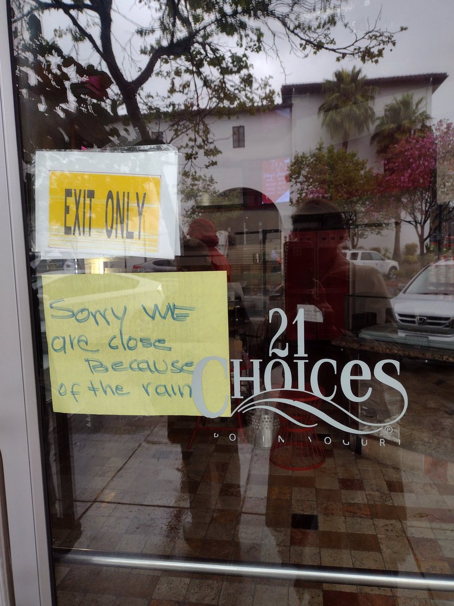 WhoProust's tweet photo. A Claremont, il pleut si peu souvent que les glaciers ferment les jours de pluie. #Claremont #badexcuse #rainyday #21choices https://t.co/ngRpULSYRt