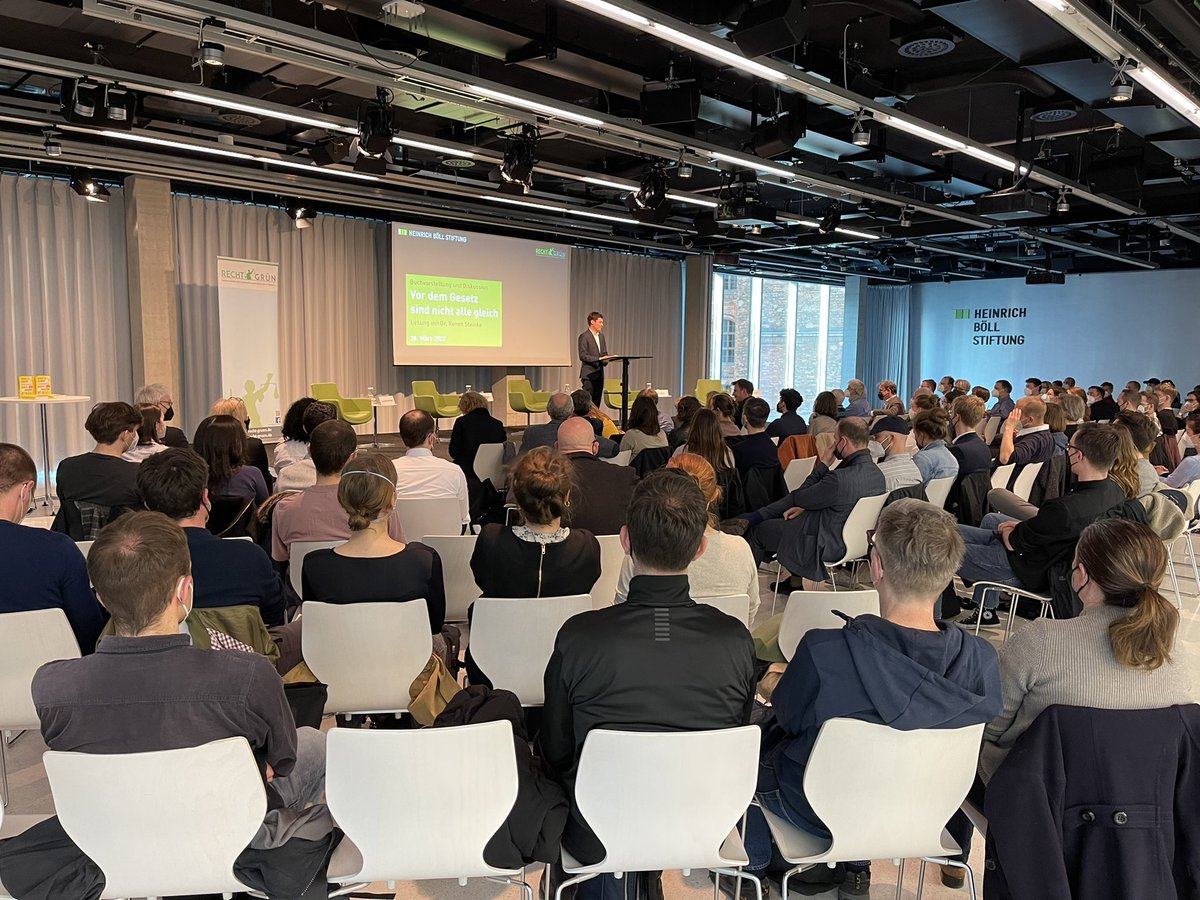 bat_luk's tweet photo. Lesung @RonenSteinke „Vor dem Gesetz sind nicht alle gleich“ mit anschließender anregender Diskussion. @boell_stiftung #RechtGrün. Endlich wieder eine Veranstaltung in Präsenz. @FSchaerdel, Stefan #Conen, Margarete #Koppers, Hans-Michael #Borgas https://t.co/Ke6zCTexqw